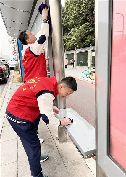 走出校园，美化环境——棠外初高中联合开展“学习雷锋好榜样”志愿服务 