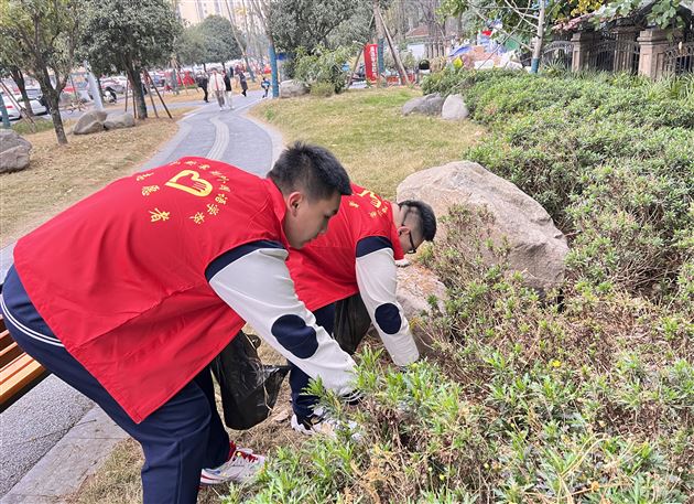走出校园，美化环境——棠外初高中联合开展“学习雷锋好榜样”志愿服务