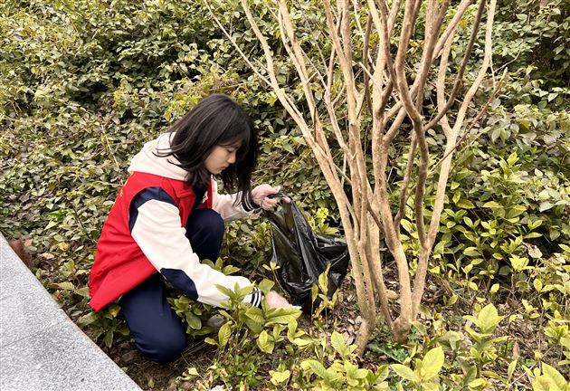 走出校园，美化环境——棠外初高中联合开展“学习雷锋好榜样”志愿服务