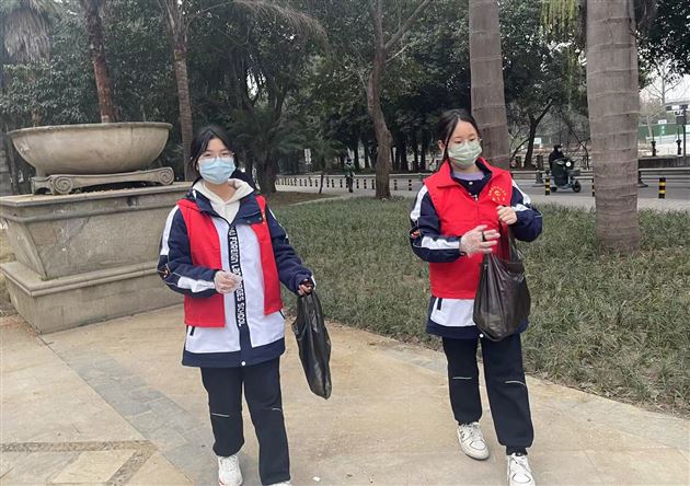 走出校园，美化环境——棠外初高中联合开展“学习雷锋好榜样”志愿服务 
