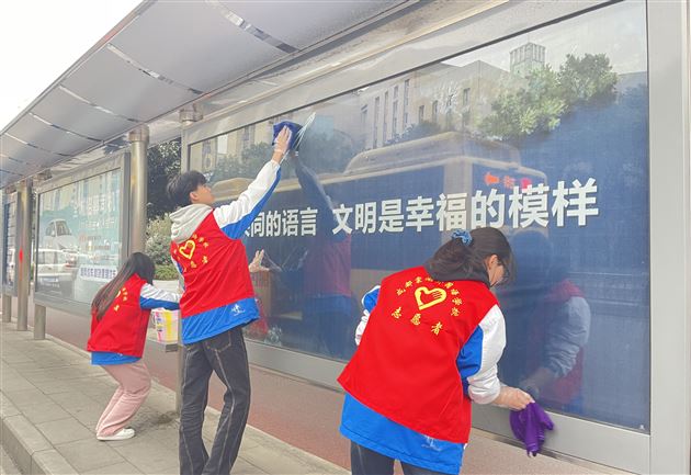 走出校园，美化环境——棠外初高中联合开展“学习雷锋好榜样”志愿服务