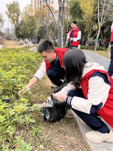 走出校园，美化环境——棠外初高中联合开展“学习雷锋好榜样”志愿服务