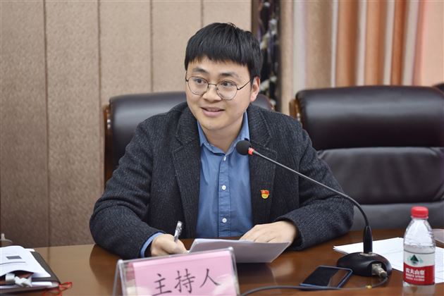 成都棠湖外国语学校初中部校长助理、校团委副书记张天涯主持