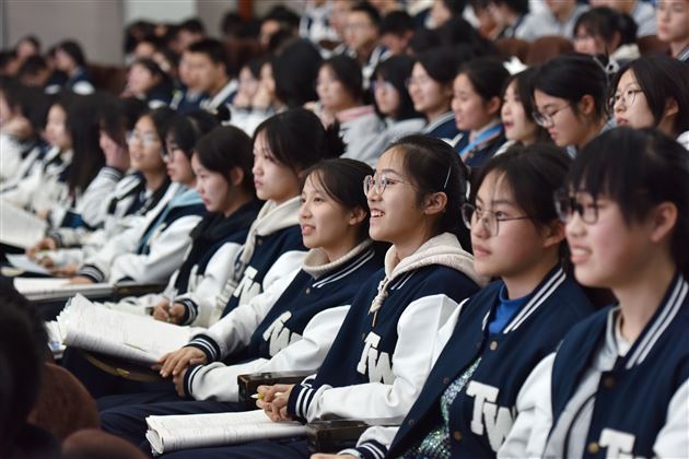 学习榜样 逐梦前行——棠外高2022级举行学业表彰与励志讲座活动