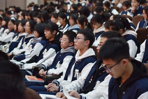 学习榜样 逐梦前行——棠外高2022级举行学业表彰与励志讲座活动