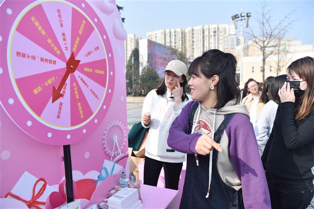 致敬每个闪闪发光的你——棠外开展庆祝“三八”妇女节系列活动