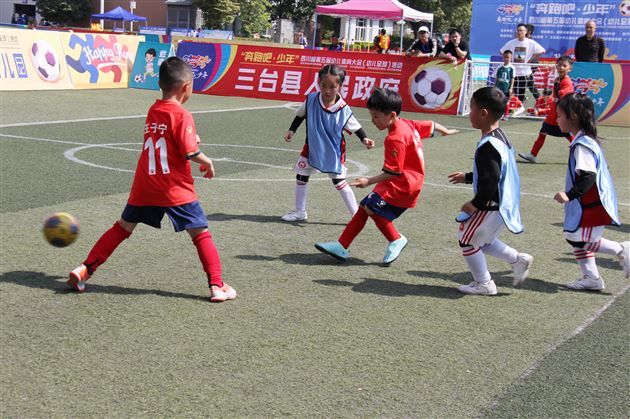 棠湖仁智幼儿园足球队再获佳绩