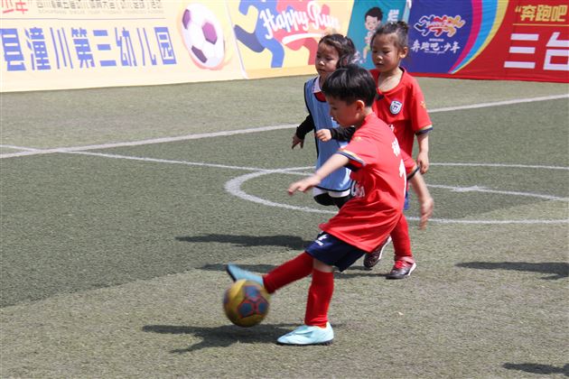 棠湖仁智幼儿园足球队再获佳绩