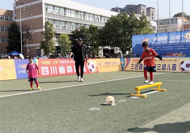 棠湖仁智幼儿园足球队再获佳绩