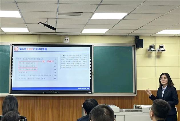 华英利老师进行大单元教学设计案例分享时的现场照片