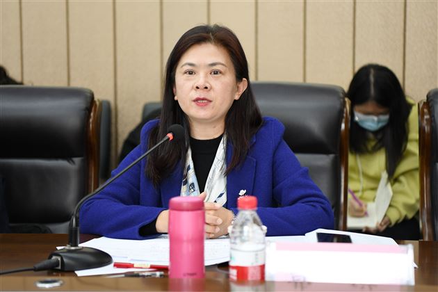 成都市教育科学研究院心理艺体教育研究所所长、四川省教育学会德育与心理健康教育分会副理事长、正高级教师曹璇