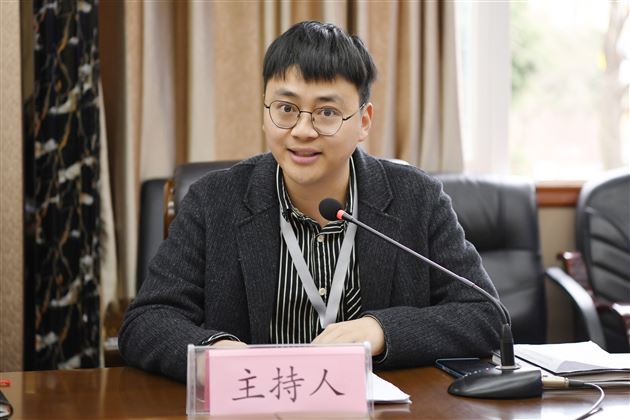 棠外初中校长助理张天涯主持开题会