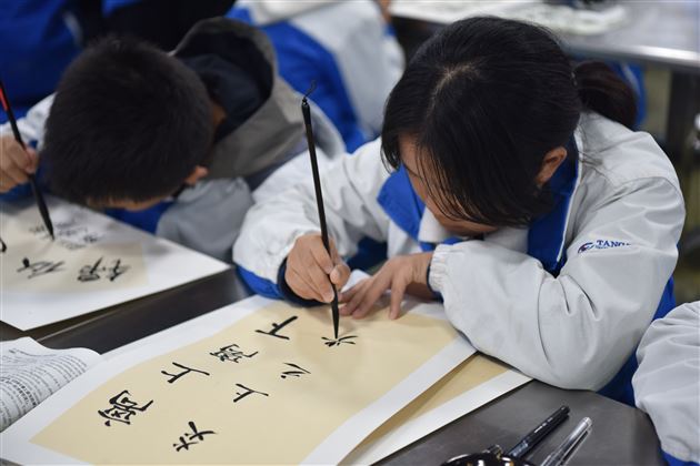 “素笺迎校庆，丹青绘人生”庆祝棠外建校20周年书画大赛