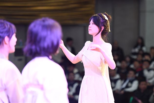 歌声嘹亮余韵悠长 文化经典熠耀光芒——记高2022级迎棠外二十周年华诞合唱比赛