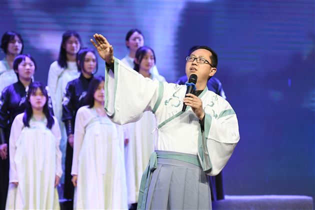 歌声嘹亮余韵悠长 文化经典熠耀光芒——记高2022级迎棠外二十周年华诞合唱比赛