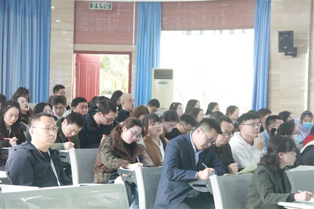 老师们认真聆听和做记录