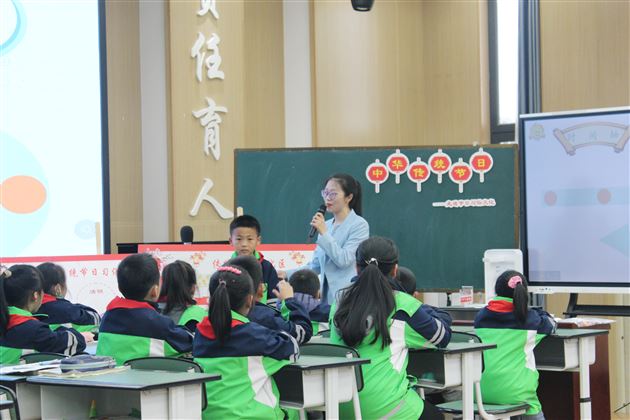 聚焦任务群 课堂展风采——棠外附小袁来红老师在双流区语文教研活动中献课