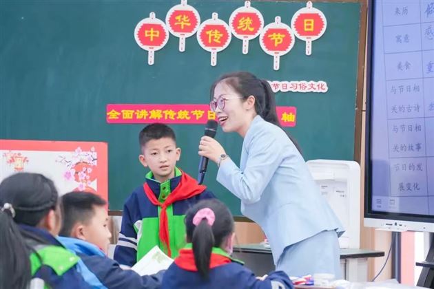 聚焦任务群 课堂展风采——棠外附小袁来红老师在双流区语文教研活动中献课 