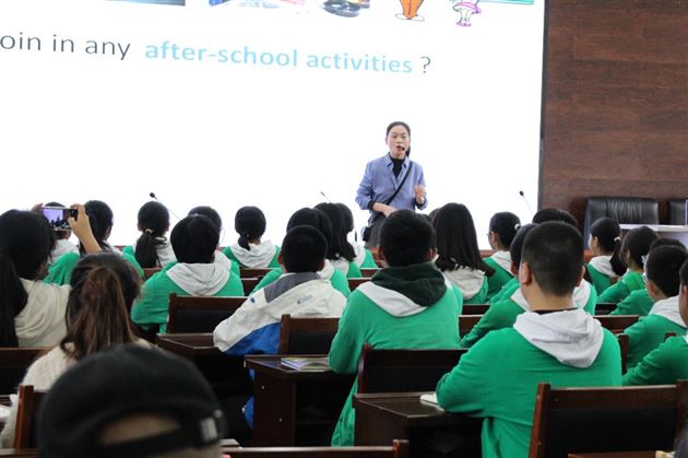 重庆市初中英语骨干教师团到棠外参观交流