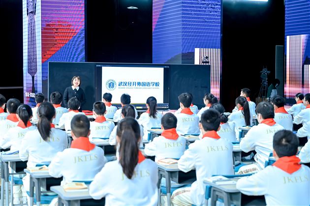 樱花动江城 海棠亦风采——棠外教师刘勇张飞艳受邀献课全国第十六届名师优课活动