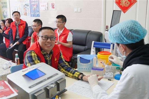 献血献爱心 血浓情更浓——棠外教辅党总支组织党员、教职工开展义务献血自愿服务活动