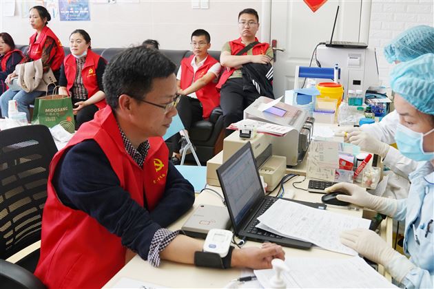 献血献爱心 血浓情更浓——棠外教辅党总支组织党员、教职工开展义务献血自愿服务活动