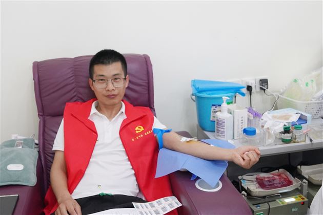 献血献爱心 血浓情更浓——棠外教辅党总支组织党员、教职工开展义务献血自愿服务活动