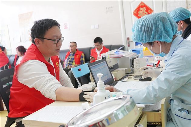 献血献爱心 血浓情更浓——棠外教辅党总支组织党员、教职工开展义务献血自愿服务活动