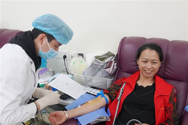 献血献爱心 血浓情更浓——棠外教辅党总支组织党员、教职工开展义务献血自愿服务活动