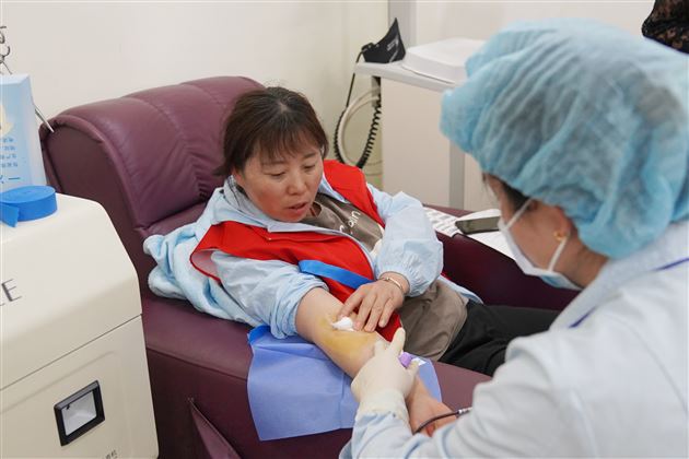 献血献爱心 血浓情更浓——棠外教辅党总支组织党员、教职工开展义务献血自愿服务活动