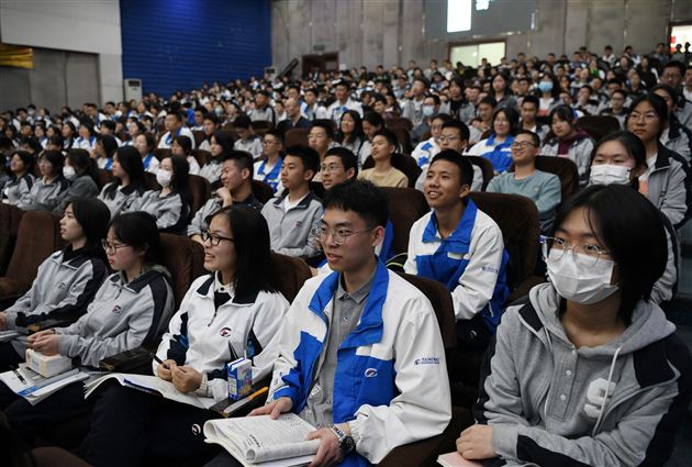 乘势奋楫  跻彼高峰——记棠外高2020级二诊表彰大会 