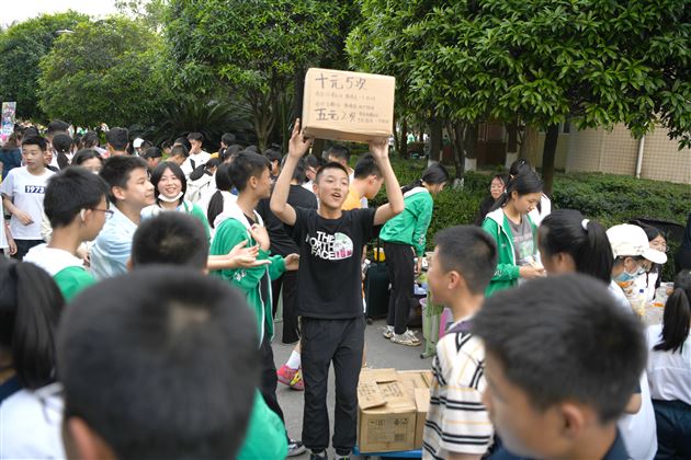活动增长才干 义卖传递爱心——记棠外初中第十九届师生爱心义卖活动