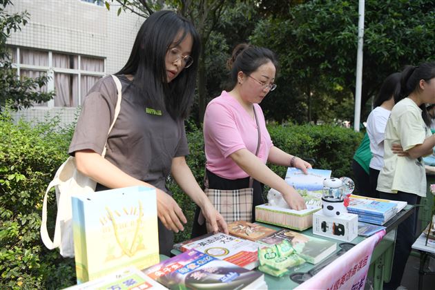 活动增长才干 义卖传递爱心——记棠外初中第十九届师生爱心义卖活动