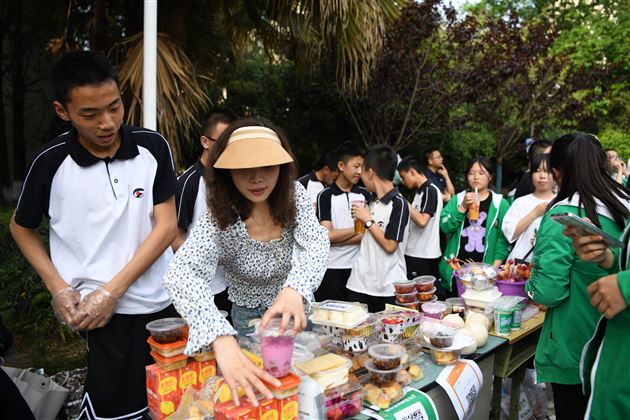 活动增长才干 义卖传递爱心——记棠外初中第十九届师生爱心义卖活动 