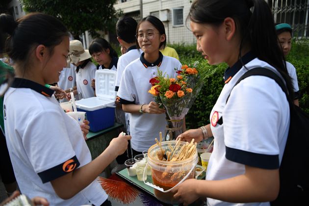 活动增长才干 义卖传递爱心——记棠外初中第十九届师生爱心义卖活动