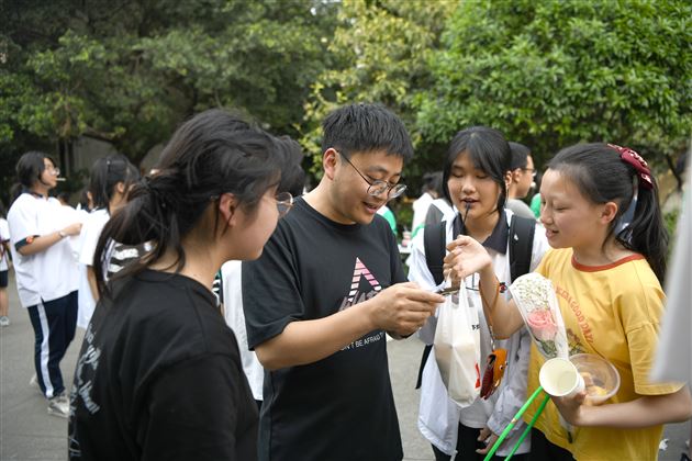 活动增长才干 义卖传递爱心——记棠外初中第十九届师生爱心义卖活动