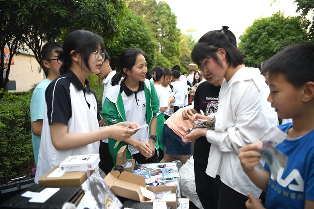 活动增长才干 义卖传递爱心——记棠外初中第十九届师生爱心义卖活动 