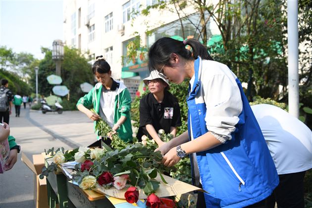 活动增长才干 义卖传递爱心——记棠外初中第十九届师生爱心义卖活动 