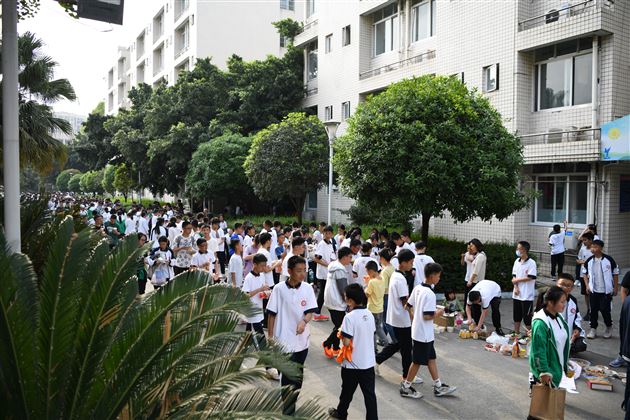 活动增长才干 义卖传递爱心——记棠外初中第十九届师生爱心义卖活动