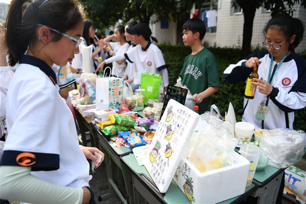 活动增长才干 义卖传递爱心——记棠外初中第十九届师生爱心义卖活动