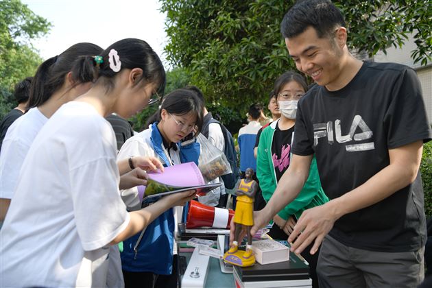 活动增长才干 义卖传递爱心——记棠外初中第十九届师生爱心义卖活动