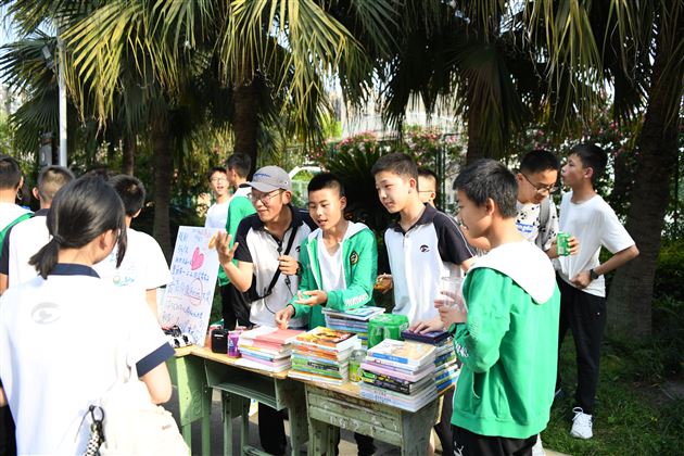 活动增长才干 义卖传递爱心——记棠外初中第十九届师生爱心义卖活动