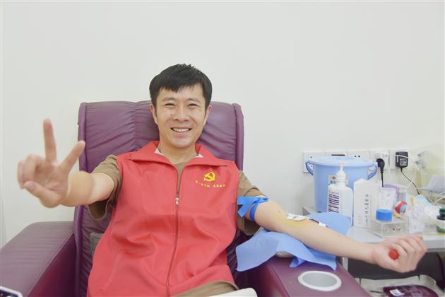 无偿献血 传递爱心——棠外初中党总支开展党员无偿献血活动 