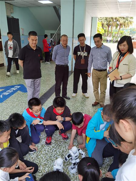 科技赋能 培养创新人才——成都棠湖外语学校“爱成都 迎大运”通信科普活动 