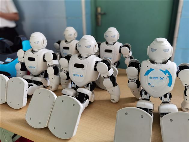 科技赋能 培养创新人才——成都棠湖外语学校“爱成都 迎大运”通信科普活动 