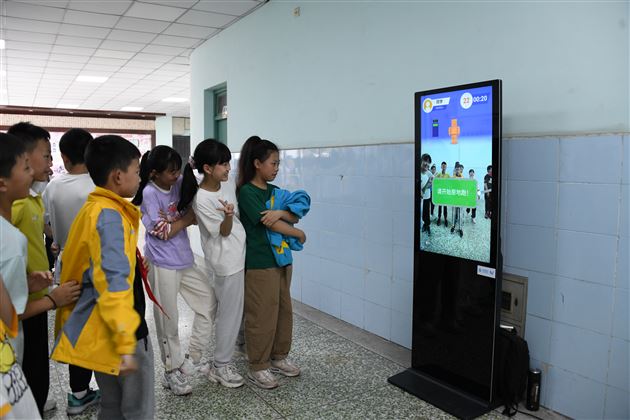 科技赋能 培养创新人才——成都棠湖外语学校“爱成都 迎大运”通信科普活动 