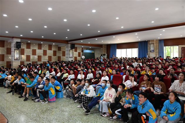 科技赋能 培养创新人才——成都棠湖外语学校“爱成都 迎大运”通信科普活动