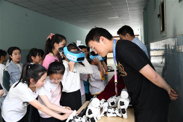 科技赋能 培养创新人才——成都棠湖外语学校“爱成都 迎大运”通信科普活动 