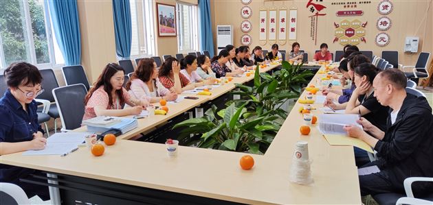 老师们认真聆听