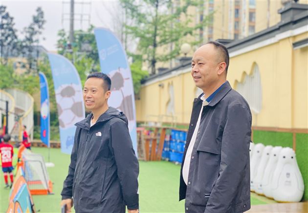 双流区足协主席曹勇（右）